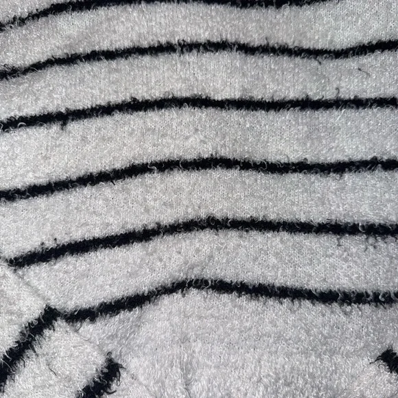 Abercrombie Kids Black and White Crew Neck Sweater - Picture 2 of 3